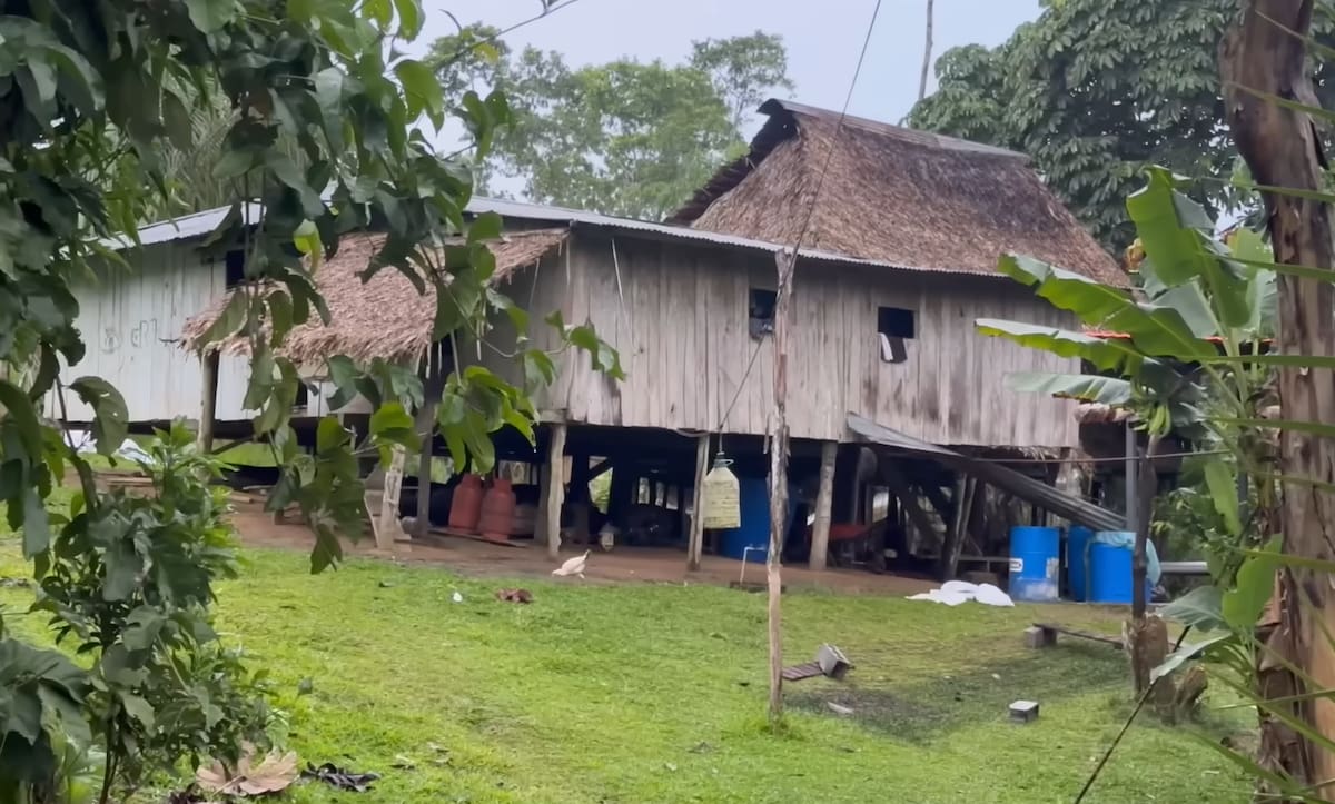 Rosa y Sixto en una zona aislada de la Amazonía ecuatoriana.