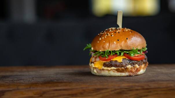 Una cadena de comidas rápidas ofrece una de sus clásicas hamburguesas a $3000 por tres días: cómo obtener el descuento