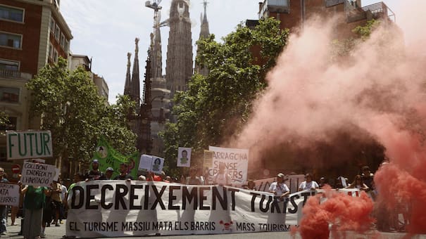 Pistolas de agua y bombas de humo: las protestas contra los turistas, que iniciaron en España, se expanden por Europa