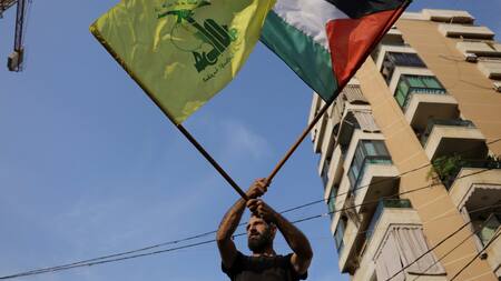 Manifestante con banderas de Hezbollah y Palestina. Foto: Reuters