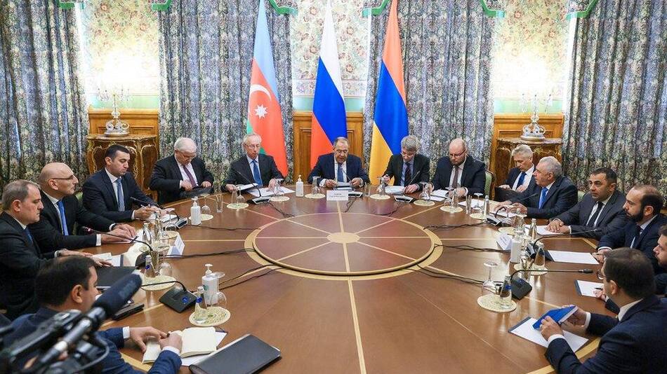 Reunión entre autoridades de Armenia y Azerbaiyán. Foto: EFE