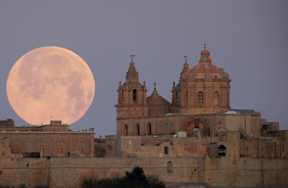 Luna de Nieve, Reuters