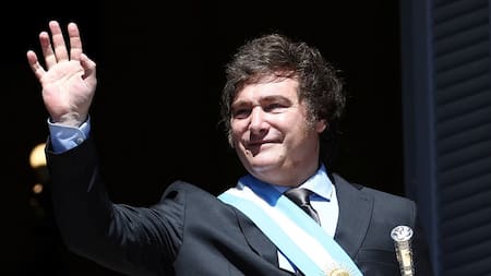 Javier Milei en el balcón de la Casa Rosada. Foto: Reuters