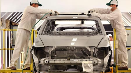 Seis empresas automotrices frenaron su producción toda la semana por la caída de ventas y faltas de insumos