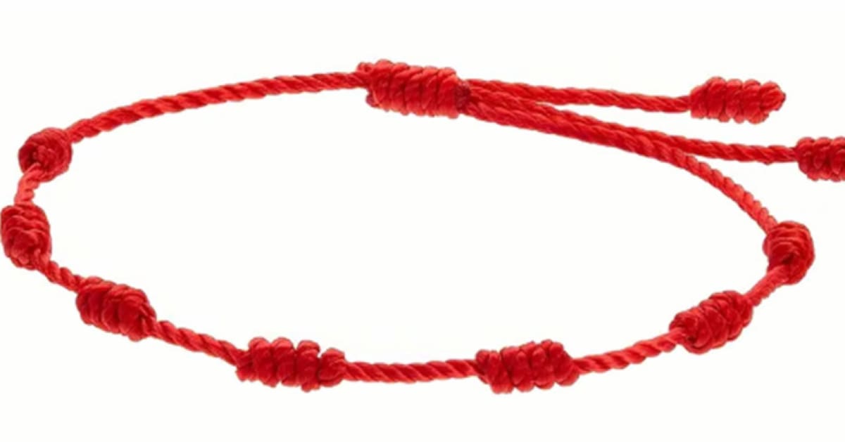 Pulsera roja contra la envidia. Foto: X.