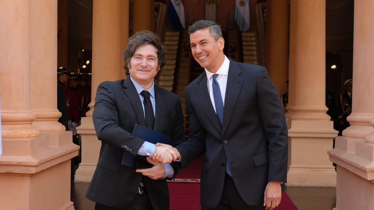 Javier Milei junto a Santiago Peña en Asunción