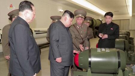 El presidente norcoreano junto a militares de su país observan armas nucleares. Foto: Reuters.