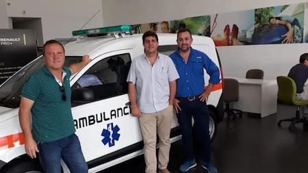 El intendente de Chilecito junto a la ambulancia que compró para su municipio