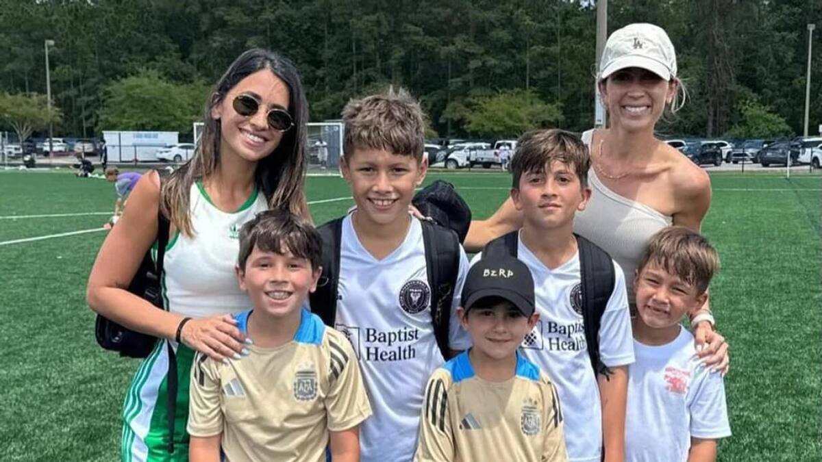Thiago Messi y Benjamín Suárez acompañados de sus madres. Foto: Instagram @antonelaroccuzzo