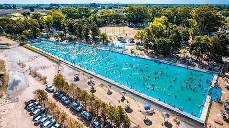 Un rincón único: el pueblito vecino del lugar donde nació Mirtha Legrand que tiene la pileta de agua salada más grande de Argentina