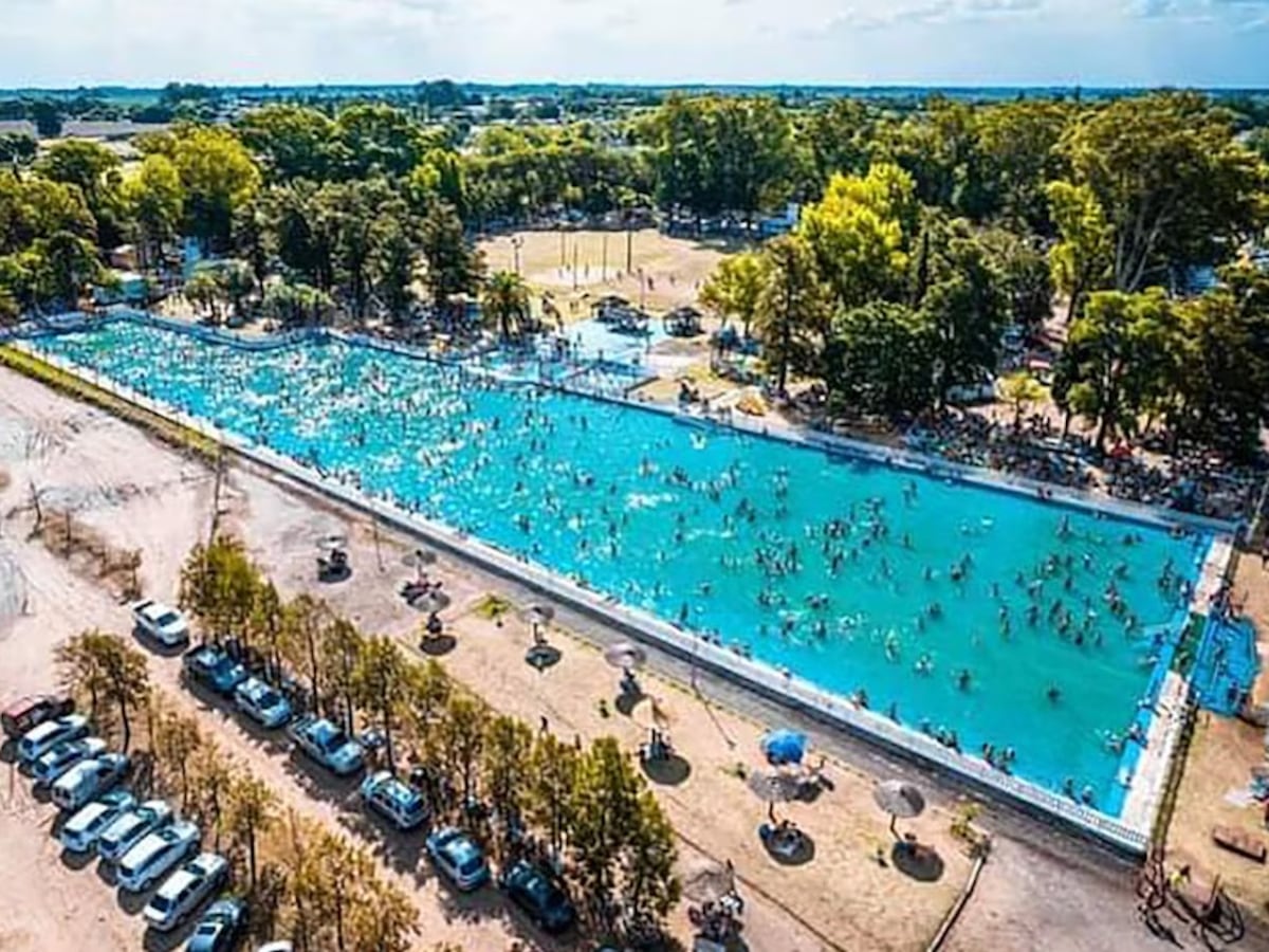 Un rincón único: el pueblito vecino del lugar donde nació Mirtha Legrand que tiene la pileta de agua salada más grande de Argentina
