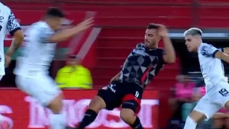 Jugada en la que Pablo Dóvalo no expulsó a Alexis Domínguez en Barracas Central - Independiente. Foto: NA.