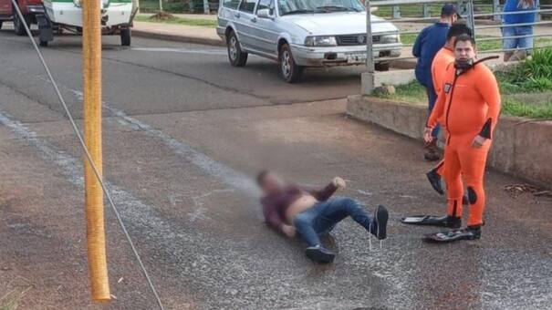 Sintió un golpe en su embarcación y era una camioneta sumergida con un cadáver adentro