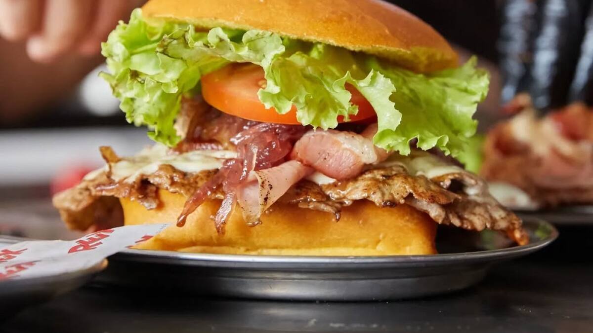 El chivito, un clásico imperdible del Uruguay. Foto: Instagram @rexbestchivitointown