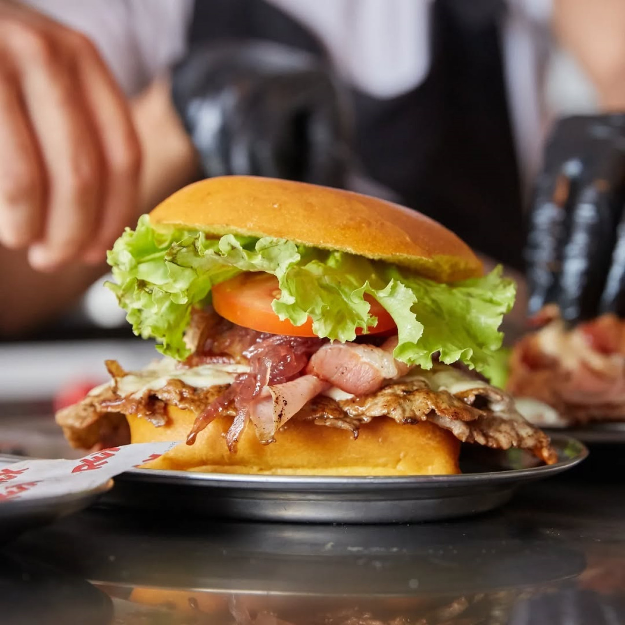 El chivito, un clásico imperdible del Uruguay. Foto: Instagram @rexbestchivitointown