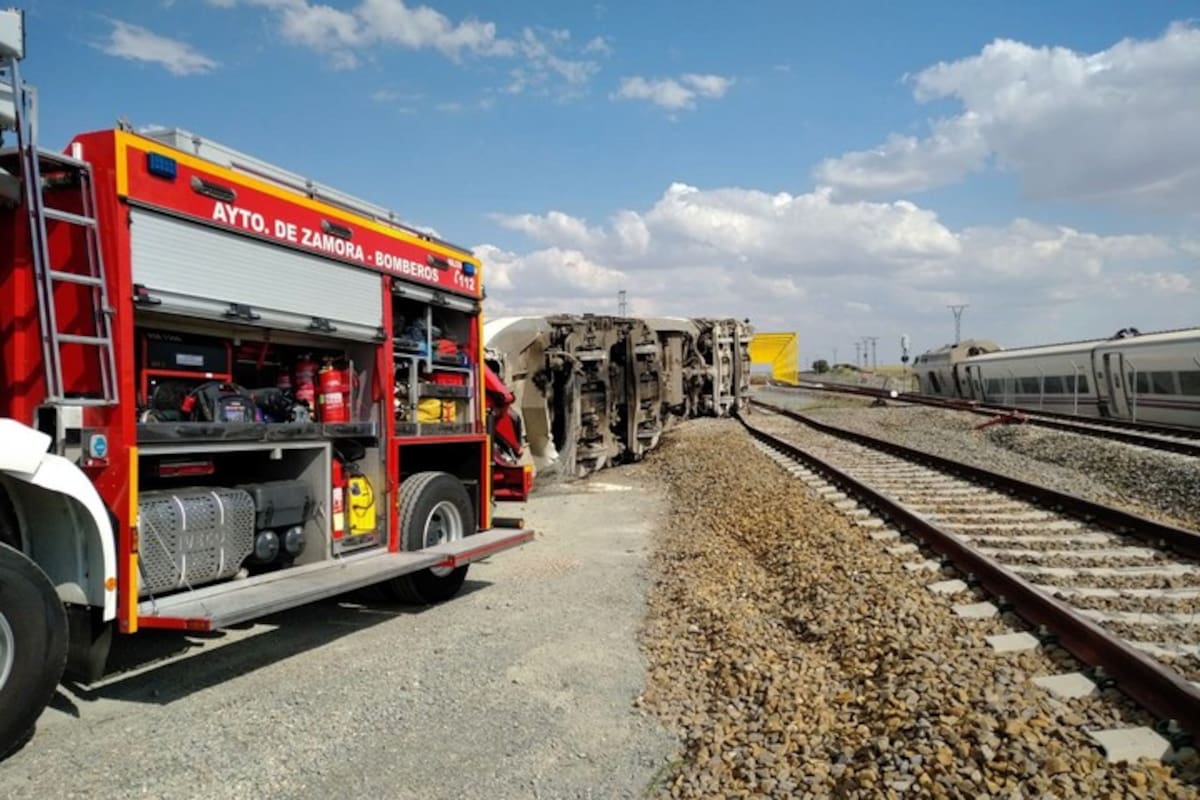 El accidente ocurrido en La Hiniesta, Zamora, dejó dos muertos, entre ellos un joven maquinista de 32 años que realizaba sus prácticas profesionales. La otra víctima fatal fue un hombre de 89 años, vecino de la zona, quien manejaba el vehículo impactado.