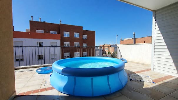 ¿Se puede poner una pileta de lona en la terraza o el balcón?: las claves para evitar daños graves en el hogar