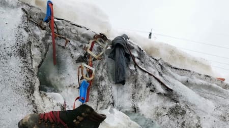Fragmentos del equipo que llevaba el montañero alemán desaparecido en 1986. Foto: Reuters
