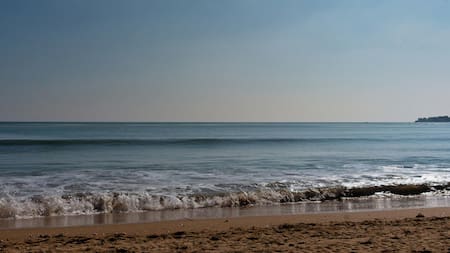 Playa, mar, arena. Foto: Pexels.