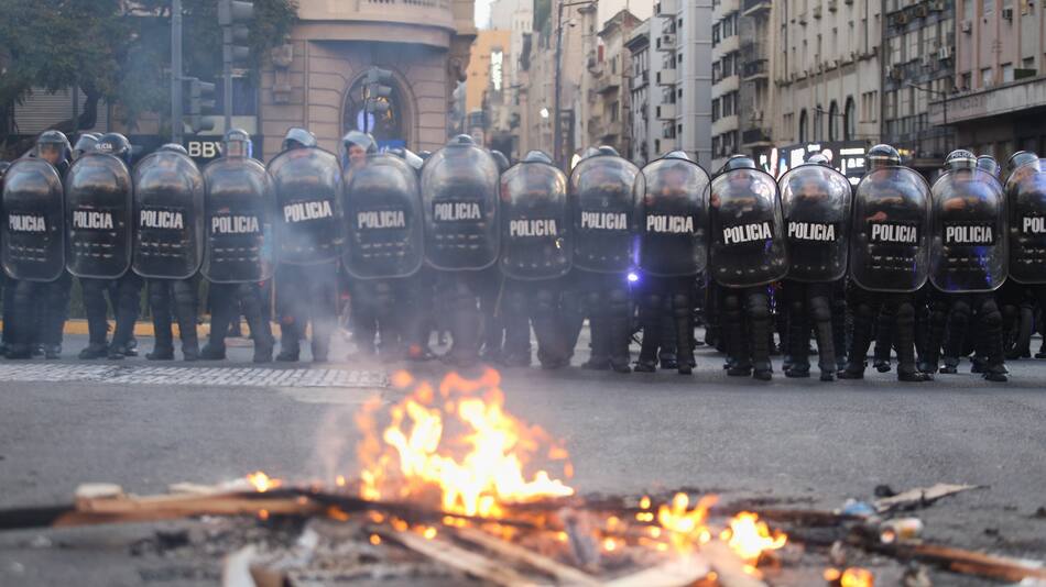 Incidentes durante protesta en el Obelisco. Foto: NA.