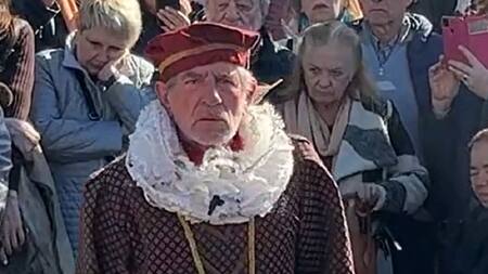 Pablo Alarcón recibió el apoyo y la ovación de una multitud de personas que se acercó a Plaza Francia