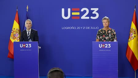 El ministro del Interior español, Fernando Grande-Marlaska, junto a la comisaria de Interior de la Unión Europea, Ylva Johansson. Foto: EFE.