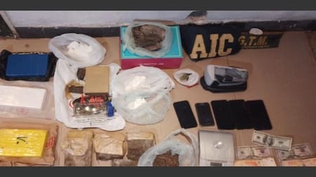 Buscaban a una chica por homicidio pero encontraron drogas de la madre. Foto: AIC.