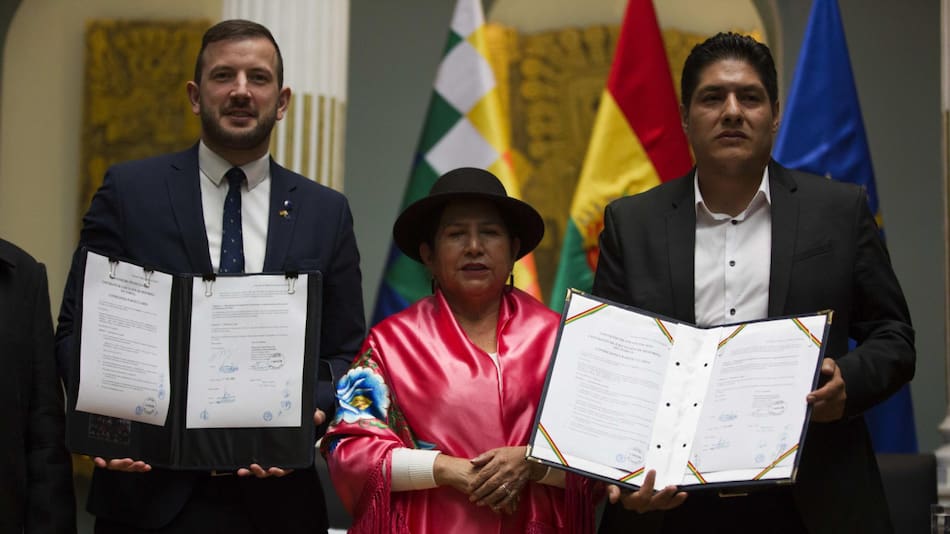 El comisario europeo de Medio Ambiente, Océanos y Pesca de la Unión Europea (UE), Virginijus Sinkevicius, la ministra de relaciones exteriores, Celinda Sosa, y el ministro de Medio Ambiente y Agua, Alan Lisperguer. Foto: EFE.
