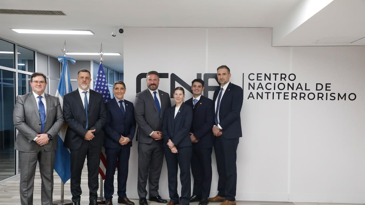El subdirector del FBI se reunió con la SIDE en Argentina para reforzar la lucha contra el terrorismo y el crimen organizado