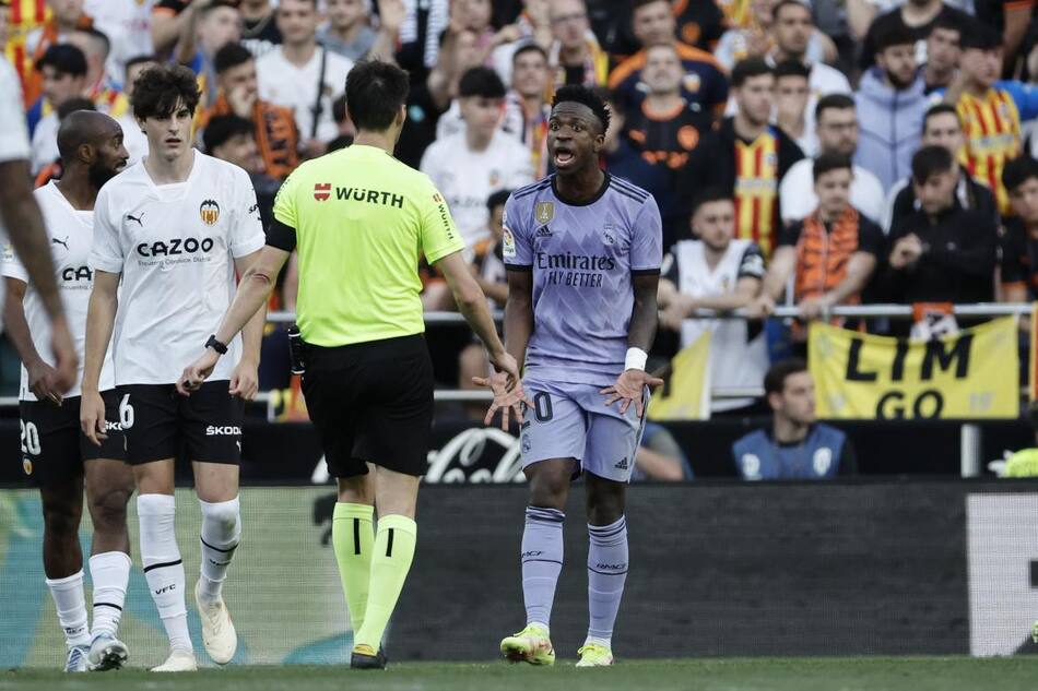 Vinicius Jr denunció insultos racistas por parte de la hinchada del Valencia. Foto: EFE.