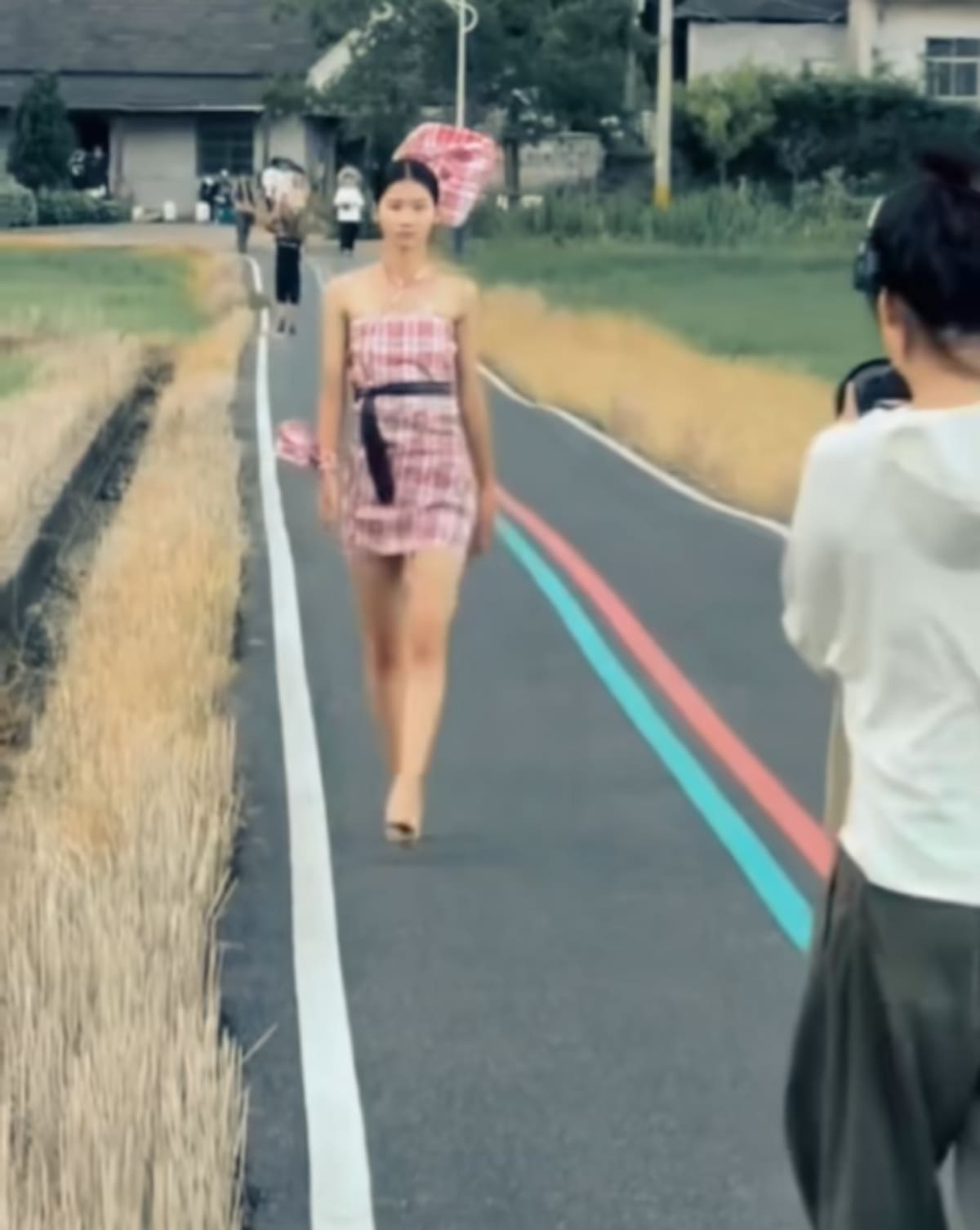 Chaoren Leng, Leng Minghui, modelo china viral, joven recolectora de residuos, rechazó ofertas de agencias de modelaje.