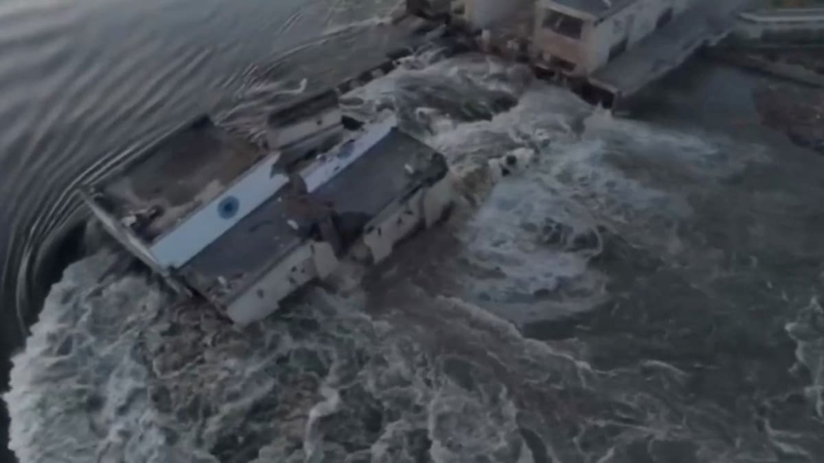 La represa de Kavojka destruida tras el ataque de este martes. Foto: Reuters.