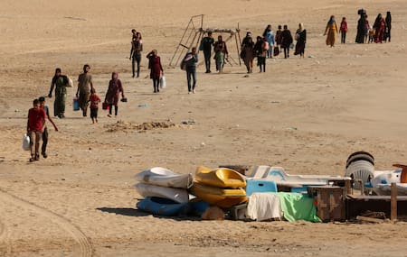 Familias libanesas huyen aterrorizadas de los bombardeos israelíes. Foto: Reuters.