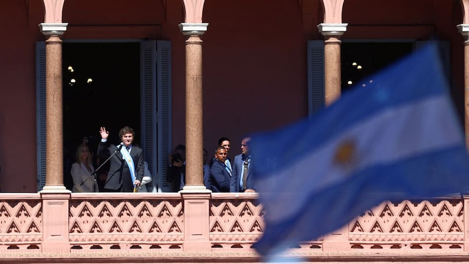 Javier Milei en el balcón de la Casa Rosada. Foto: Reuters