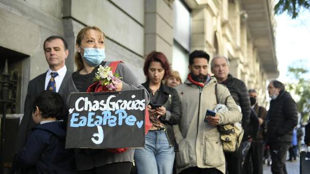 Emotivo último adiós de chicos y grandes a Carlitos Balá en la Legislatura porteña