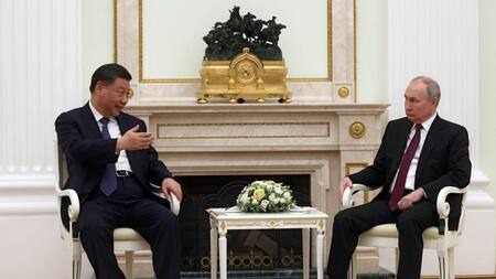 Reunión informal entre Xi Jinping y Vladimir Putin. Foto: Reuters.