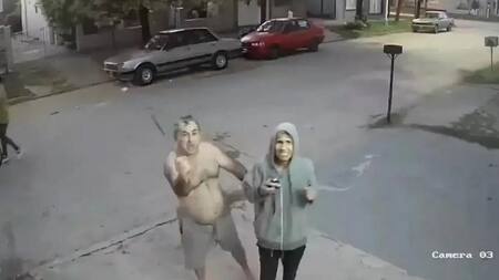 Corrió a un ladrón con un machete y lo obligó a pedir perdón de rodillas en Santa Fe