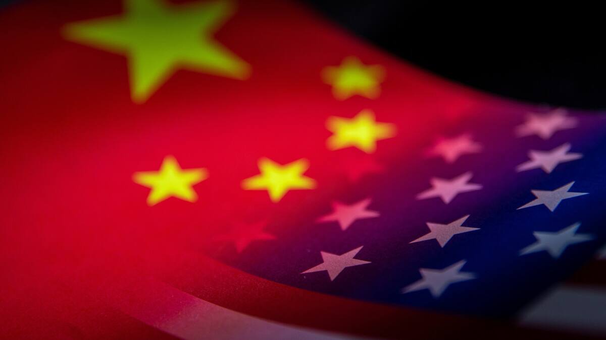 Foto ilustrativa de las banderas de China y EEUU. Reuters