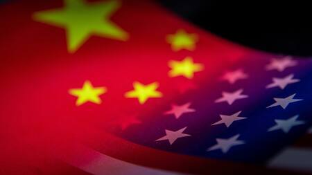 Foto ilustrativa de las banderas de China y EEUU. Reuters