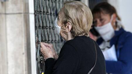 Coronavirus, Argentina, mujer en farmacia, NA