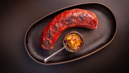 El bodegón de Buenos Aires que lleva el chorizo a otro nivel: puro cerdo, elaboración propia y una parrilla imperdible