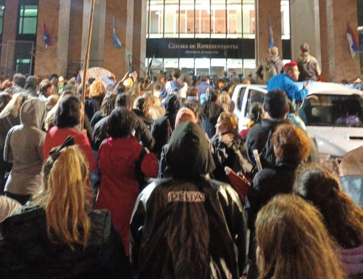 Incidentes en las puertas de la Legislatura de Misiones. Foto: redes sociales