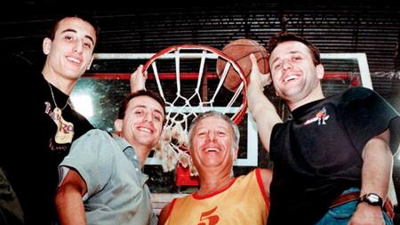Manu Ginóbili con sus dos hermanos y su papá, todos formados en Bahiense del Norte. Foto: Bahiense del Norte