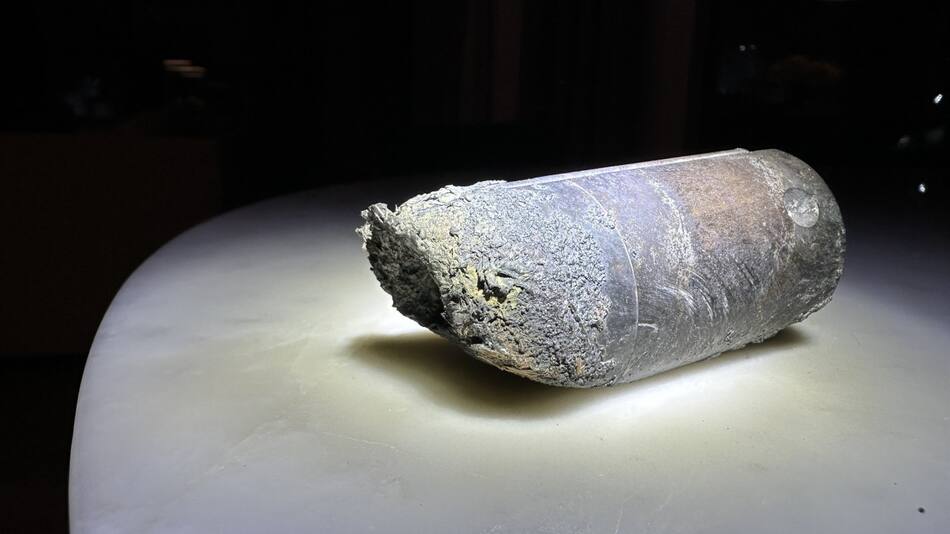 El extraño objeto que cayó dentro de una casa de Florida, EEUU. Foto: X @Alejandro0tero