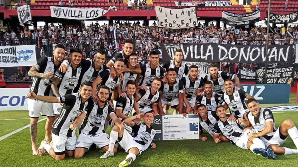 Festejo de Chaco For Ever tras eliminar a Sarmiento de Junín por la Copa Argentina. Foto: @ChacoForEverRes.