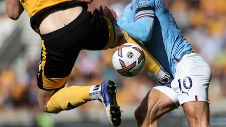 La brutal patada que recibió Grealish en sus genitales. Foto: NA.