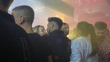 José Sosa a los besos con Camila Homs. Foto: Twitter @estefiberardi.