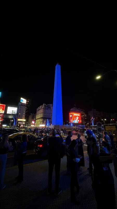 El Obelisco se iluminó por la Semana Azul 2025 para concientizar sobre el autismo.