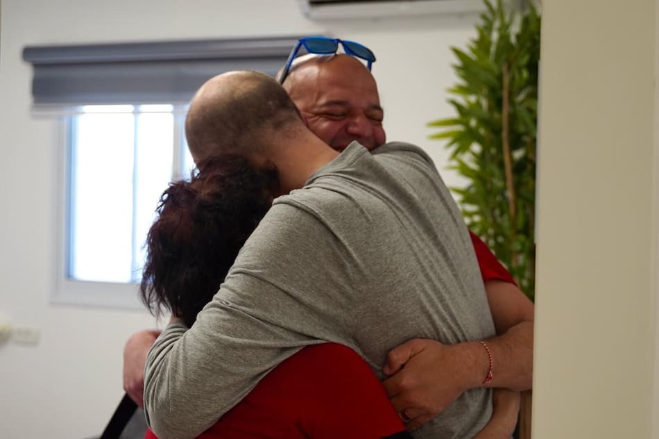 El reencuentro de Iarn Horn con su familia tras ser liberado por Hamás. Foto: X IsraeliPM.