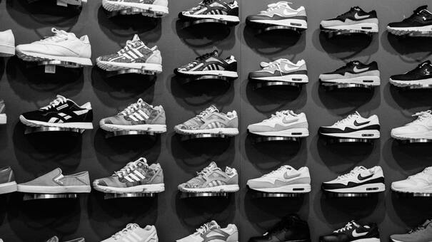 Una reconocida cadena de zapatillas deportivas en crisis: despidos masivos y cierre de fábricas en solo dos meses